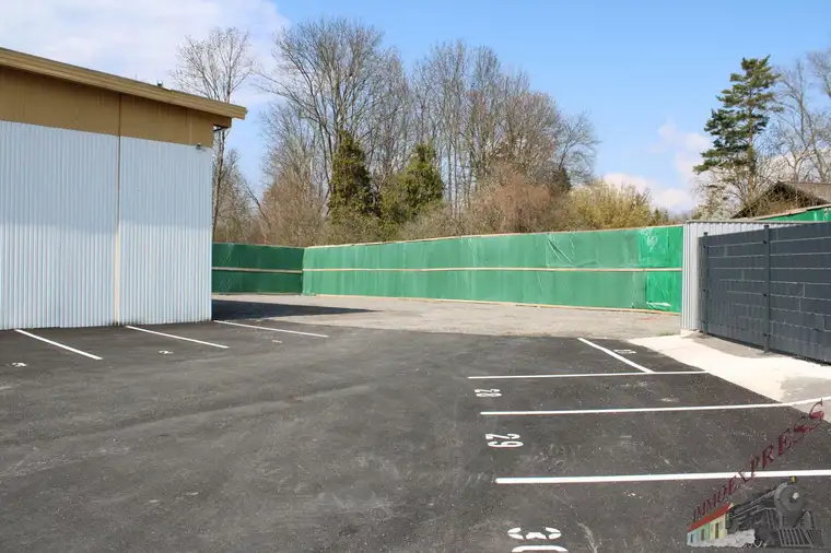 Gut gelegene Parkplätze mit 1 x wöchentlicher Hallenbenützung beim Flughafen Wien