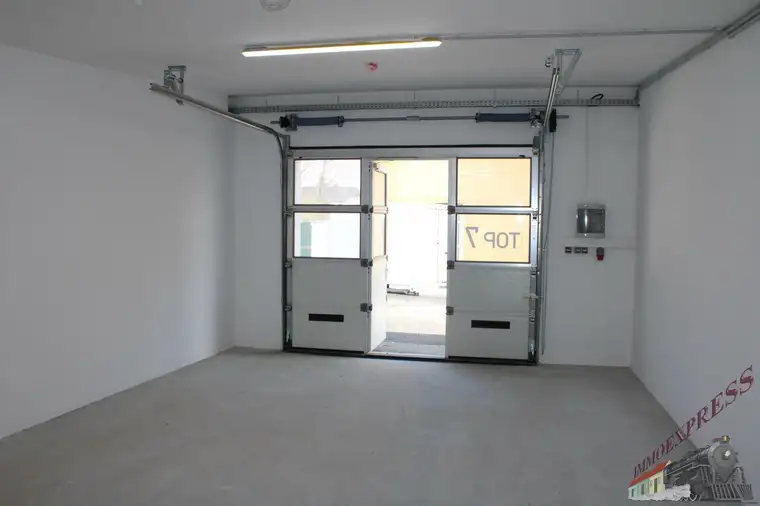 Gut gelegene 3 Parkplätze mit 1 x wöchentlicher Hallenbenützung beim Flughafen Wien