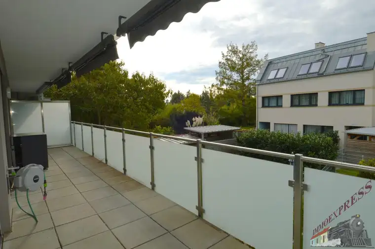 Exklusive und moderne 3- Zimmerwohnung mit 2 KFZ - Tiefgaragenstellplätzen in Ruhelage