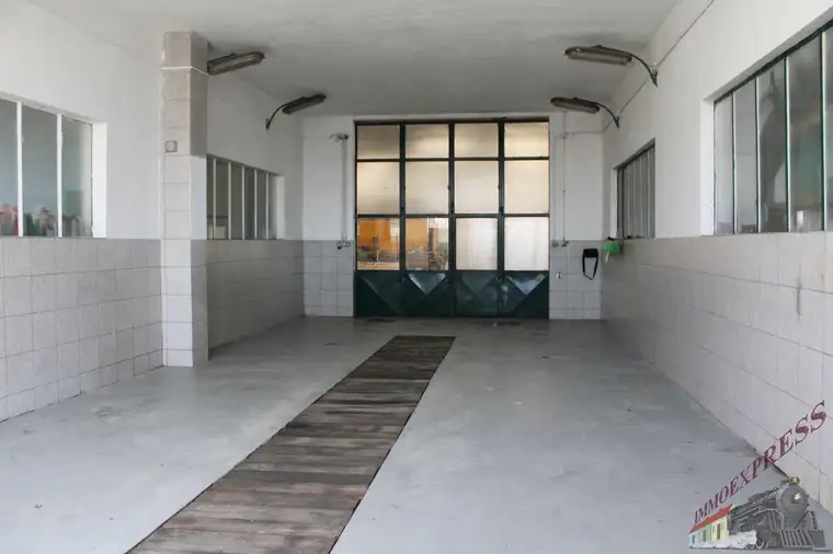 Sehr gut gelegen Halle in Schwadorf für Hebebühnen geeignet