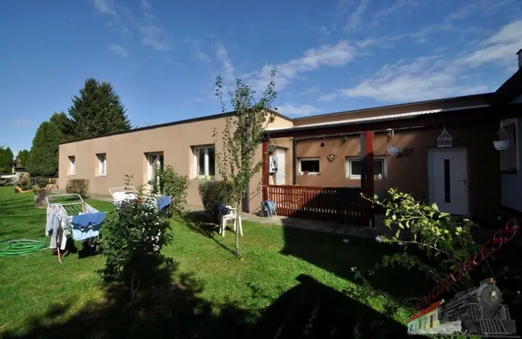 Renoviertes Wohnhaus- und moderner Neubau (noch unvollendet) für zwei Familien