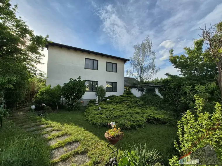 Parkähnlicher Garten und charmanter Rohdiamant in Ruhelage