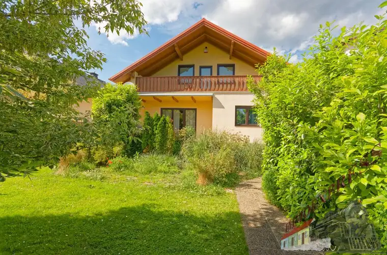 Einfamilienhaus mit Garage = attraktive Lage = sonniger unverbauter Grünblick