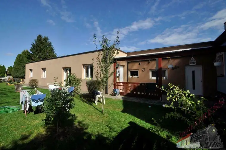 Renoviertes Wohnhaus- und moderner Neubau (Fertigstellungsarbeiten erforderlich) für zwei Familien