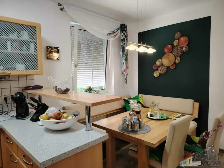 Sonnige 3 Zimmer-Wohnung mit 5m²-Balkon und KFZ-Stellplatz wartet auf Sie! – Top Zustand!