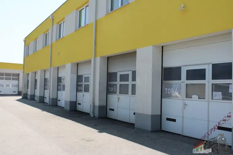 Sehr gut gelegene Garagenbox / Lager für Hebebühne geeignet und mit großem Einfahrtstor 3 m x 3 m Nähe Flughafen und ca. 12 Autominuten von Wien entfernt