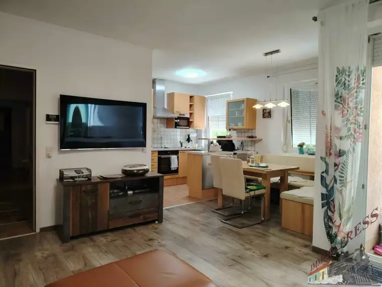 Sonnige 3 Zimmer-Wohnung mit 5m²-Balkon und KFZ-Stellplatz wartet auf nette Familie!