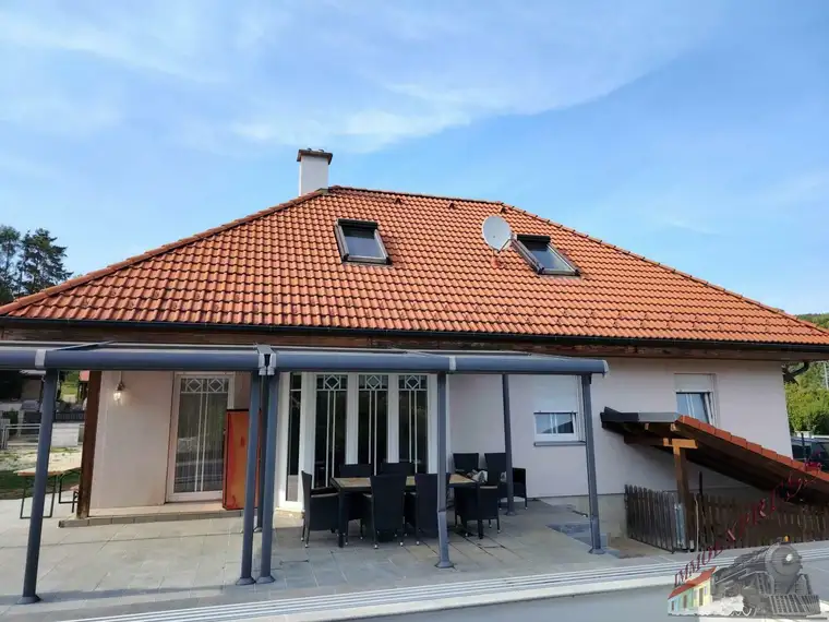 Tolles Einfamilienhaus mit großem Pool (8x4m), ausbaubarem Dachgeschoß und Doppelgarage wartet auf Sie!