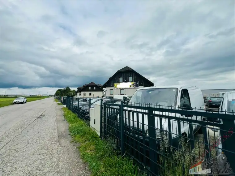 AKTION! 888 m² Gewerbegrundstück nur 15 km von WIEN! Haus mit Garage und Keller dabei!