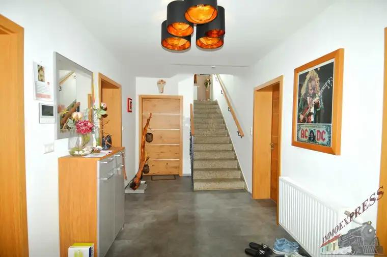 Saniertes Einfamilienhaus mit hochwertiger Ausstattung und großem Garten + 90 m² Gartenhaus