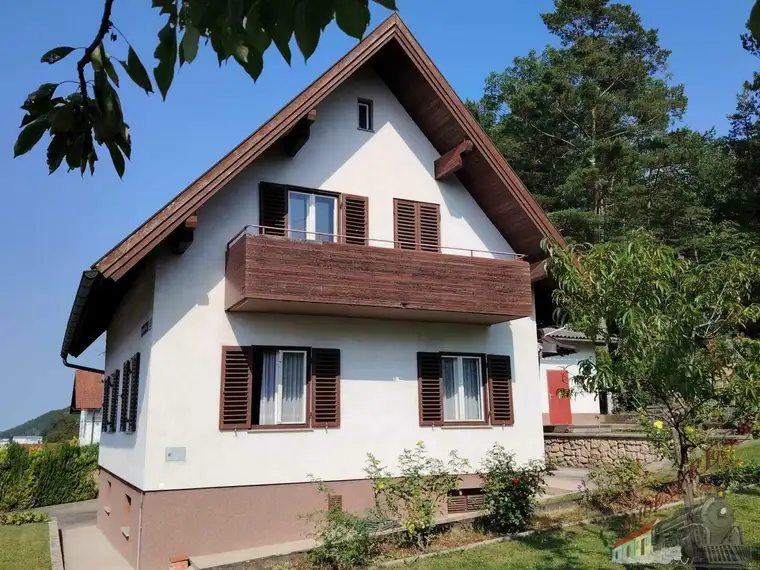 Einfamilienhaus mit großem Grundstück (2 Parzellen) wartet auf Sie!