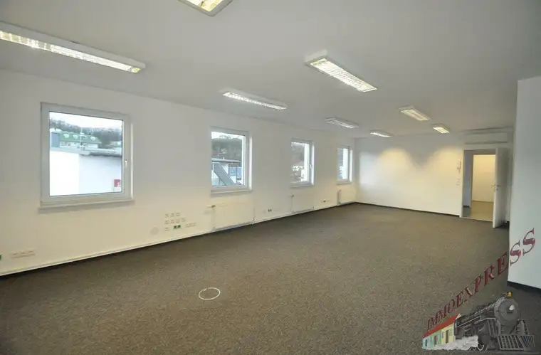 Klimatisiertes Büro mit bester Ausstattung in frequentierter Lage in der Nähe des EKZ-Traisenpark!