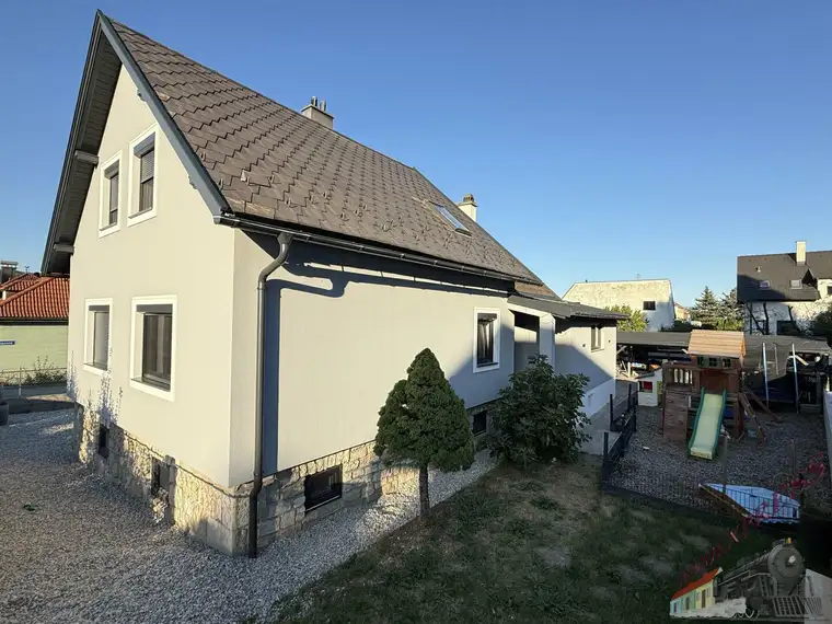 Zweifamilienhaus mit zusätzlichem Baugrundstück &amp; vielen Extras in 2752 Wöllersdorf