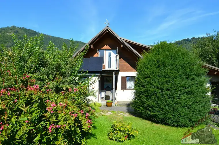 Ein-/ Zweifamilienhaus mit viel Potential - 3 Garagen - 1.368 m² - getrennte Eingänge