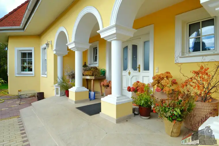 Repräsentatives Einfamilienhaus im italienischen Stil auf ca. 2.711 m²