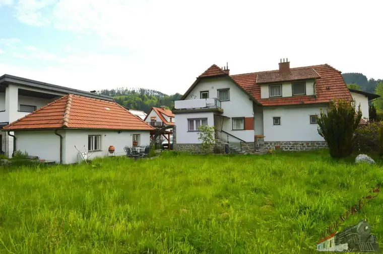 Ein-/ Zweifamilienhaus mit Nebengebäude auf 880 m²