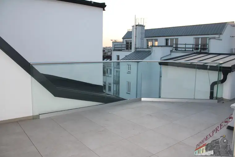 Gut gelegene Dachgeschosswohnung im 9. Bezirk mit Balkon und Terrasse