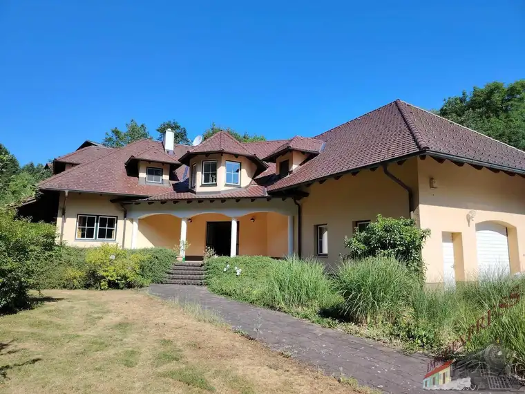 Neuer toller Preis! Villa mit neuer PV-Anlage bietet viel Platz und ruhige, grüne Umgebung – nur ca. 38min nach Wien!