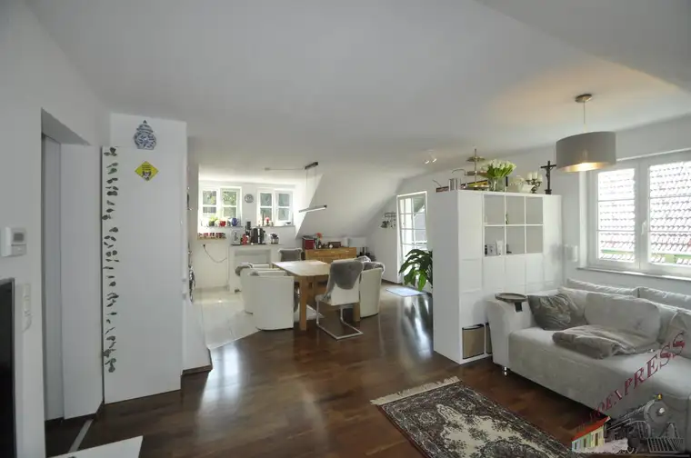 Wunderschöne Dachgeschoss-Wohnung in Pressbaum mit Pergola, Pool und sehr großem Garten