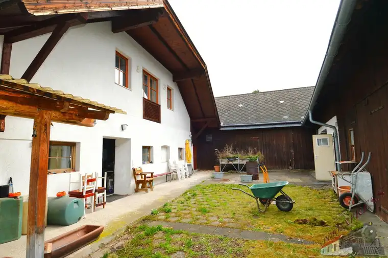Einmalige Gelegenheit - Vierkanthof mit mehreren Wohneinheiten und Lagerräumen - Schneebergblick