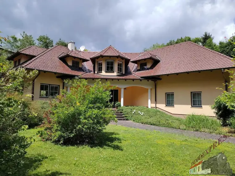 Neuer toller Preis! Villa mit neuer PV-Anlage bietet viel Platz und ruhige, grüne Umgebung – ca. 38min nach Wien!