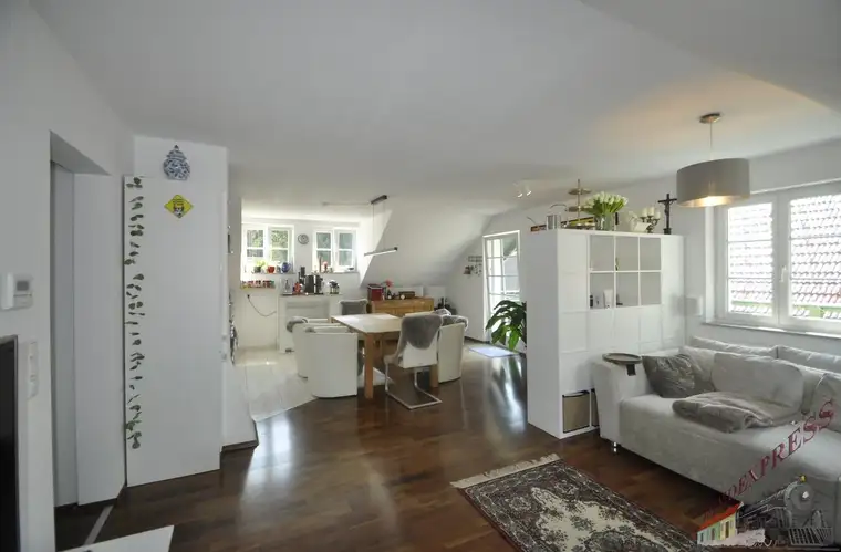 Wunderschöne Dachgeschoss-Wohnung in Pressbaum mit Pergola, Pool und großem Garten