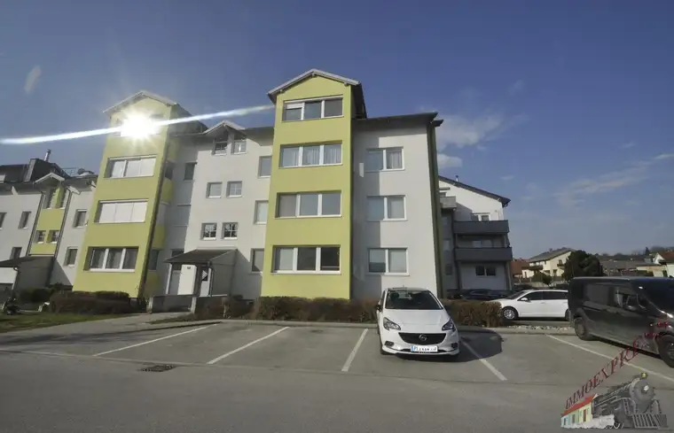 Pyhra: Leicht sanierungsbedürftige Dachgeschosswohnung mit Balkon und KFZ-Stellplatz