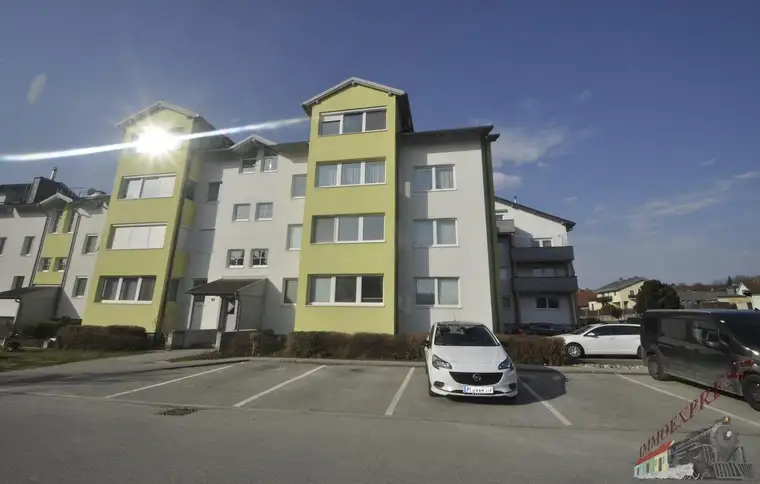 Pyhra: Leicht sanierungsbedürftige Dachgeschosswohnung mit Balkon und Stellplatz