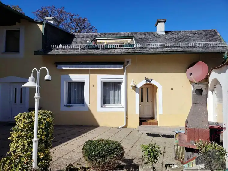 Viel Platz und vielfältige Möglichkeiten – Zwei Häuser mit 3 Wohneinheiten, 4 Bädern und 3 Garagenplätzen in Wöllersdorf