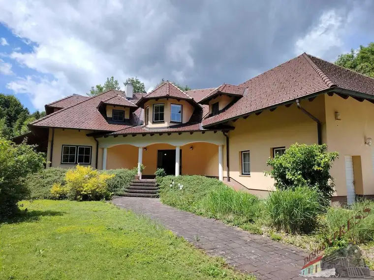 Villa mit neuer PV-Anlage bietet viel Platz und ruhige, grüne Umgebung – nur ca. 38min nach Wien!
