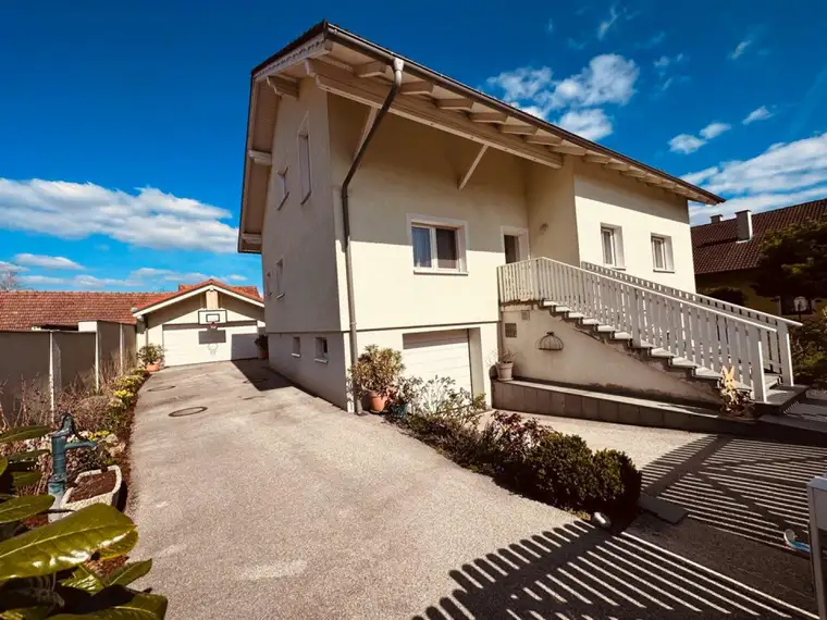 Attraktives Mehrfamilienhaus in Saubersdorf: 6 Zimmer, Balkon und Garagen für € 450.000,00!