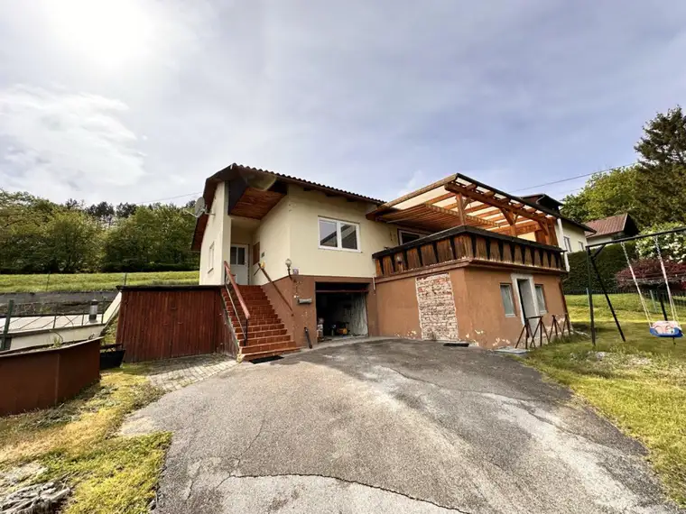 Waldegg-Wopfing: Einfamilienhaus mit Terrasse, Garage und Stellplätzen - Teilrenoviert für nur 225.000,00 €!