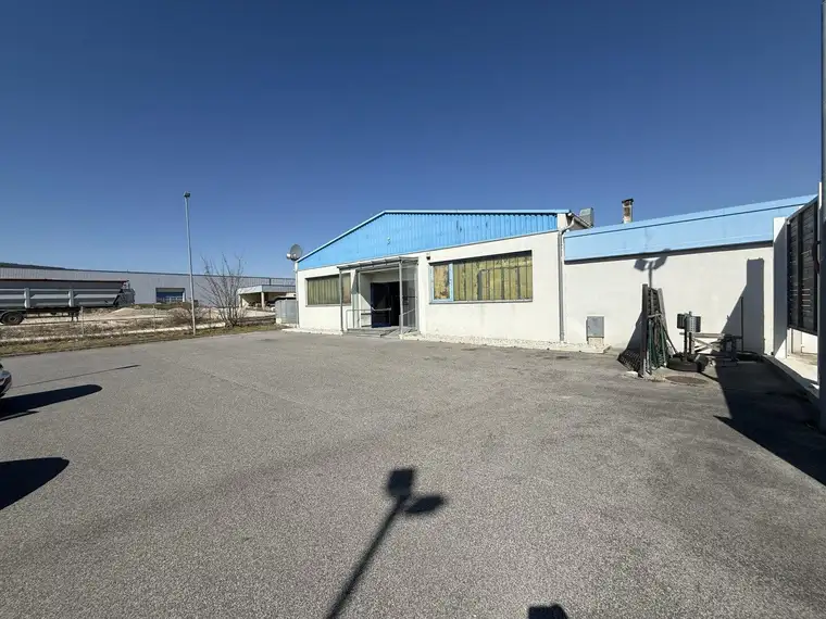 Attraktives Büro/Praxis/Gewerbeobjekt in Wöllersdorf: 170m², 3 Zimmer, 14 Stellplätze, Miete € 3.300,00