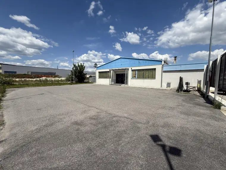Wöllersdorf Frequenzlage! Gut ausgestattetes Gewerbeobjekt - 170m², 3 Zimmer, 14 Stellplätze, Miete € 3.300,00