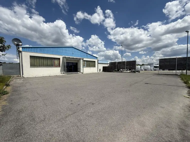 Attraktives Büro/Praxis/Gewerbeobjekt in Wöllersdorf: 170m², 3 Zimmer, 14 Stellplätze, Miete € 3.300,00