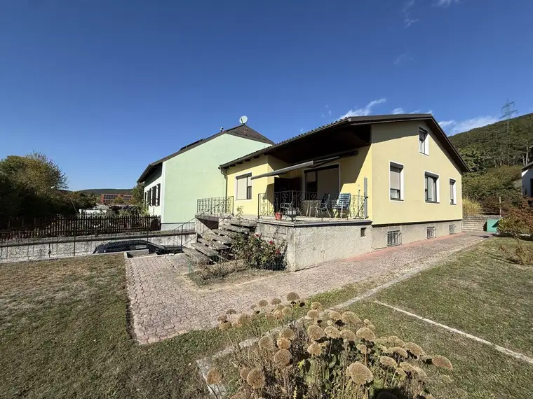Wöllersdorf - älteres, gepflegtes Wohnhaus auf einem sonnigen und großen Grundstück!