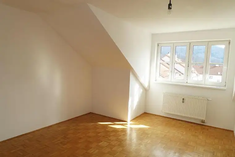 Schöne Dachgeschoß Wohnung