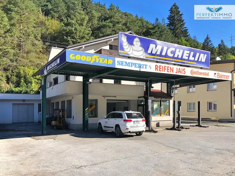Mehrparteienhaus mit Gewerbeeinheit und separatem Grundstück
