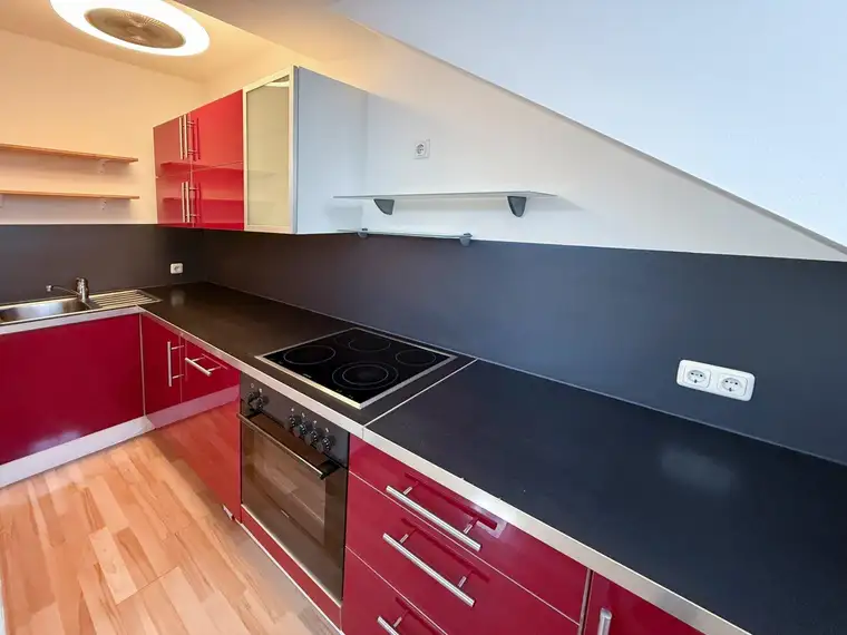 Gemütliche DG-Wohnung in Bahnhofsnähe mit Carport &amp; Gartenmitbenützung 