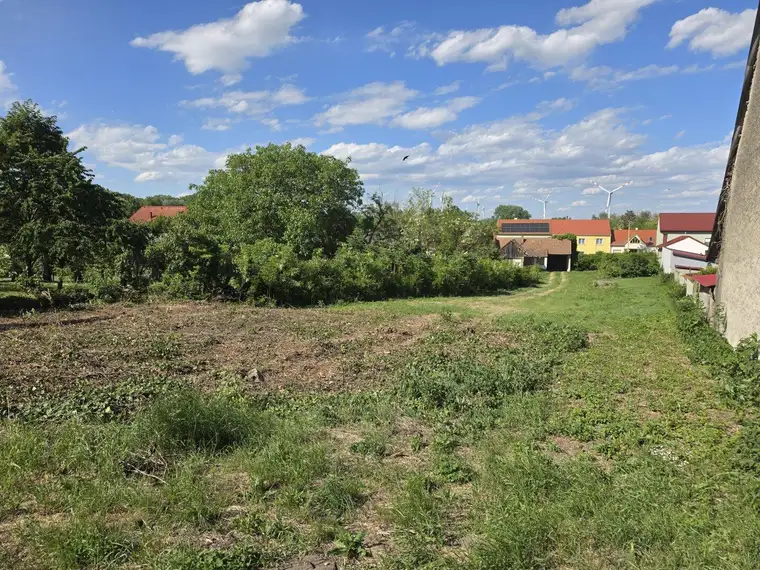 Grundstück mit Entwicklungspotenzial – 2.895 m² Bauland mit 2 Straßenfronten