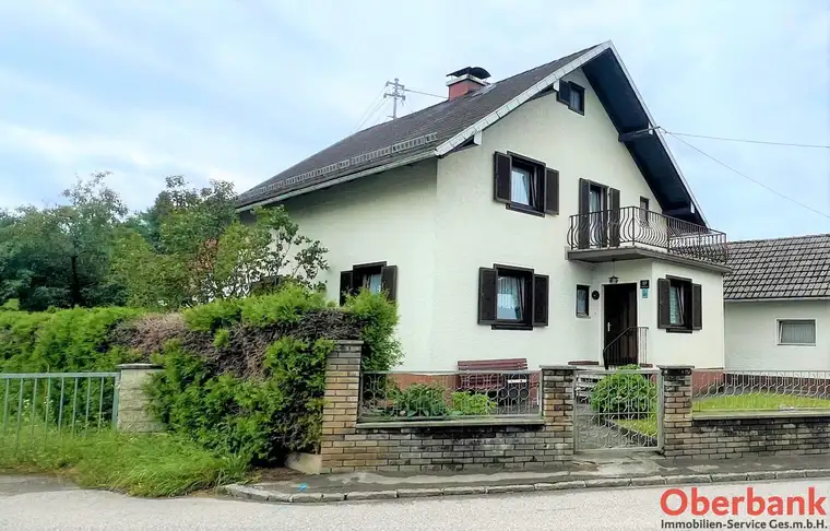 HÜBSCHES WOHNHAUS MIT NEBENGEBÄUDEN