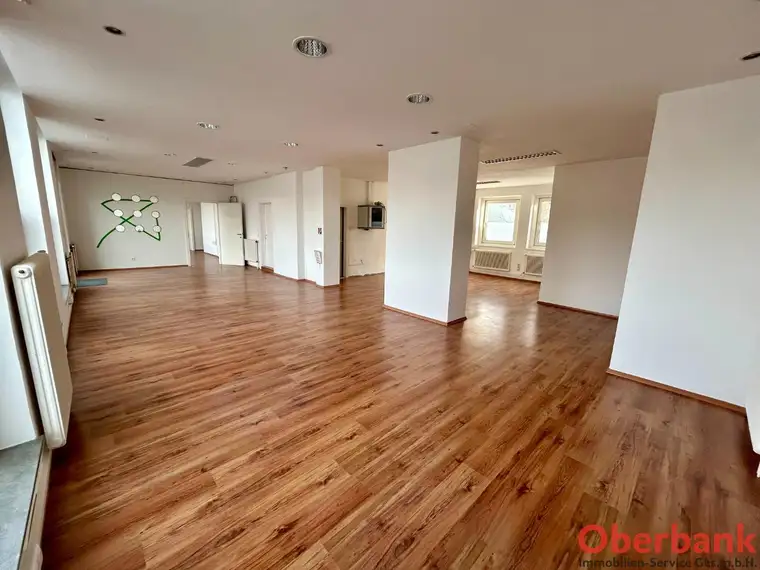 TOP-Lage: Büro-/Geschäftsfläche mit Parkmöglichkeiten vor der Tür und unmittelbarer Bahnanbindung