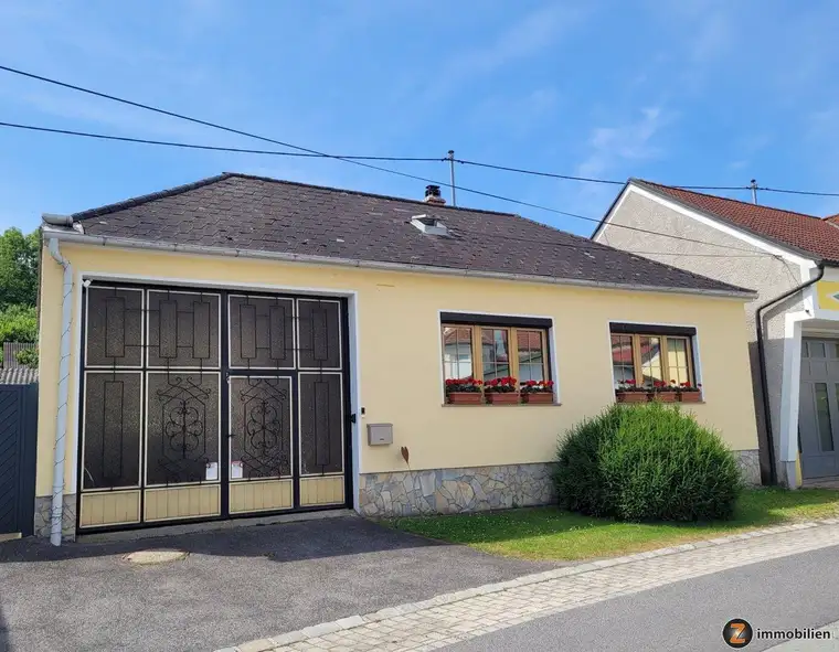 Gepflegter Landhaus-Bungalow mit Innenhof, Nebengebäude u. Stadl