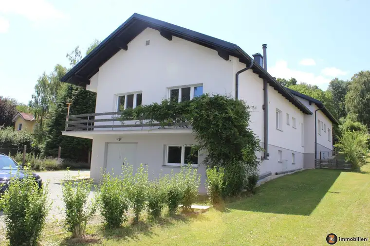 Großpetersdorf: Neuwertiges Zweifamilienhaus in Aussichtslage
