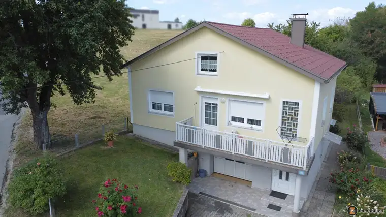 Unterkellertes Einfamilienhaus mit Garage und Obstbaumbestand