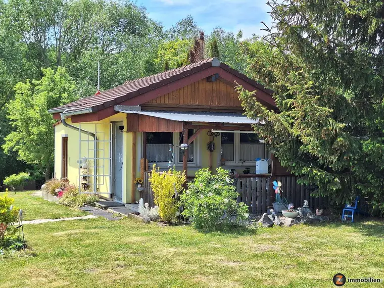 Weinidylle Eisenberg: Baugrundstück mit Gartenhaus