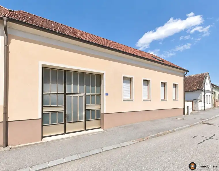 Badersdorf: Gepflegtes Landhaus mit zahlreichen Nebengebäuden!