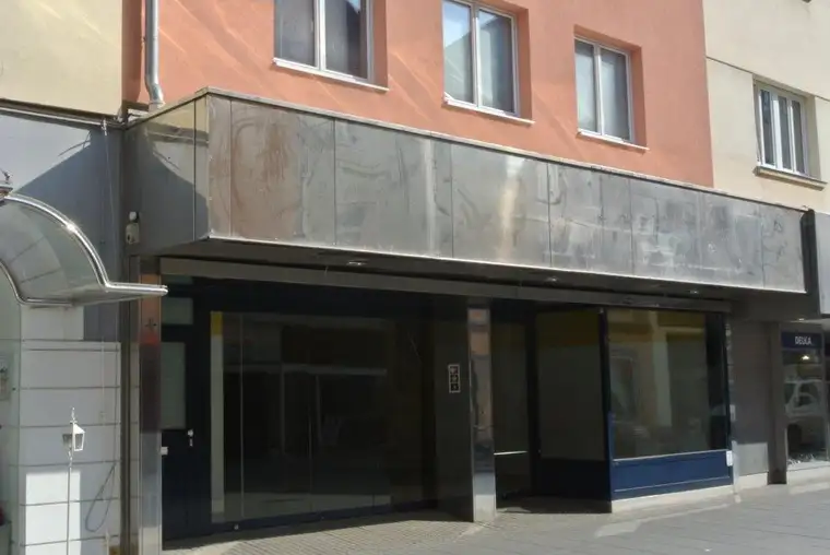 Großes Geschäftslokal/Ordination/Büro in sehr guter Lage in der Fußgängerzone in 2700 Wiener Neustadt