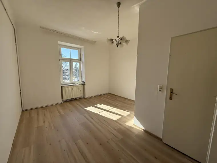 Bei XXX-Lutz, Singlewohnung