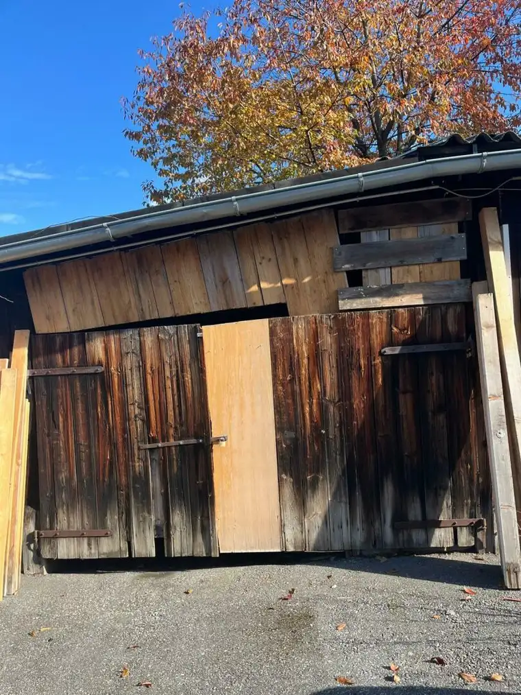 Holzlager in der Payer-Weyprecht-Str.